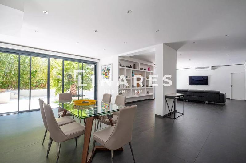 Villa - 349 m² - 8 pièces