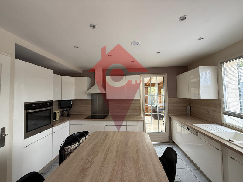 Maison - 180 m² - 8 pièces