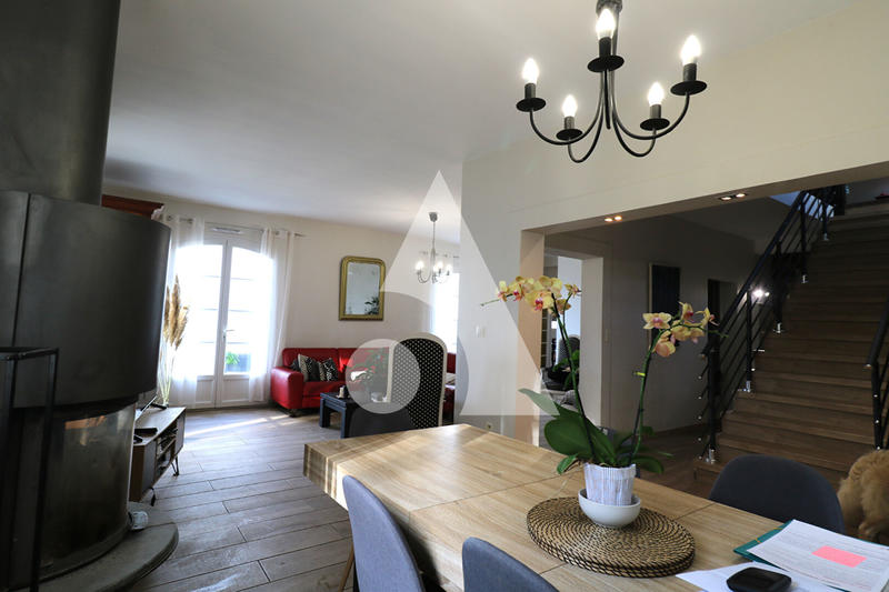 Maison - 219 m² - 7 pièces