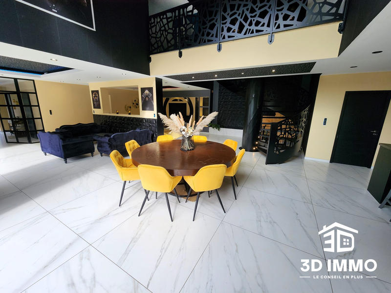 Maison - 325 m² - 8 pièces