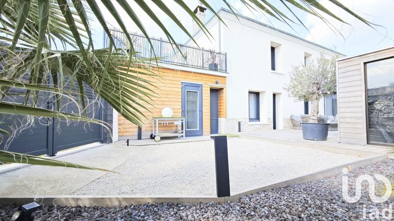 Maison - 240 m² - 10 pièces