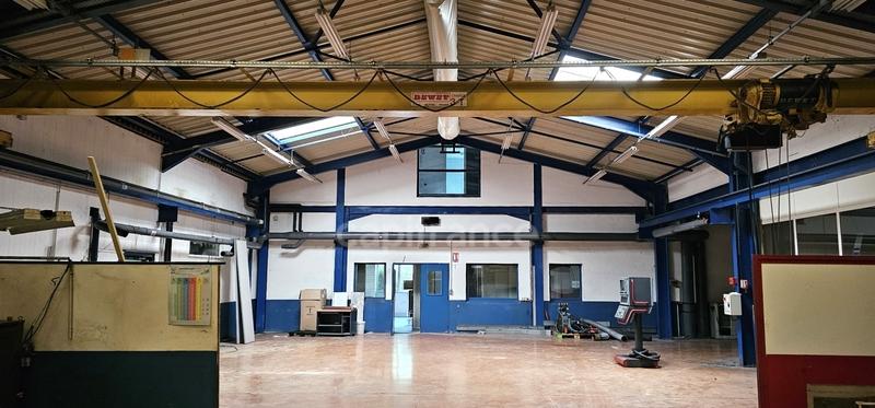 Local d'activité / Entrepôt - 1 600 m² - 22 pièces