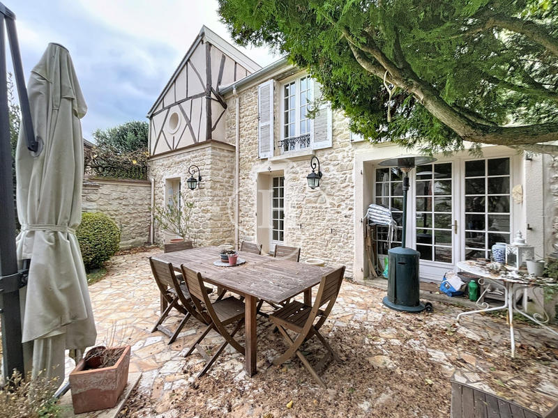 Maison - 230 m² - 8 pièces