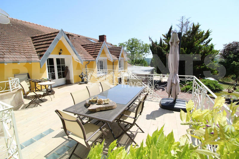 Maison - 807 m² - 30 pièces