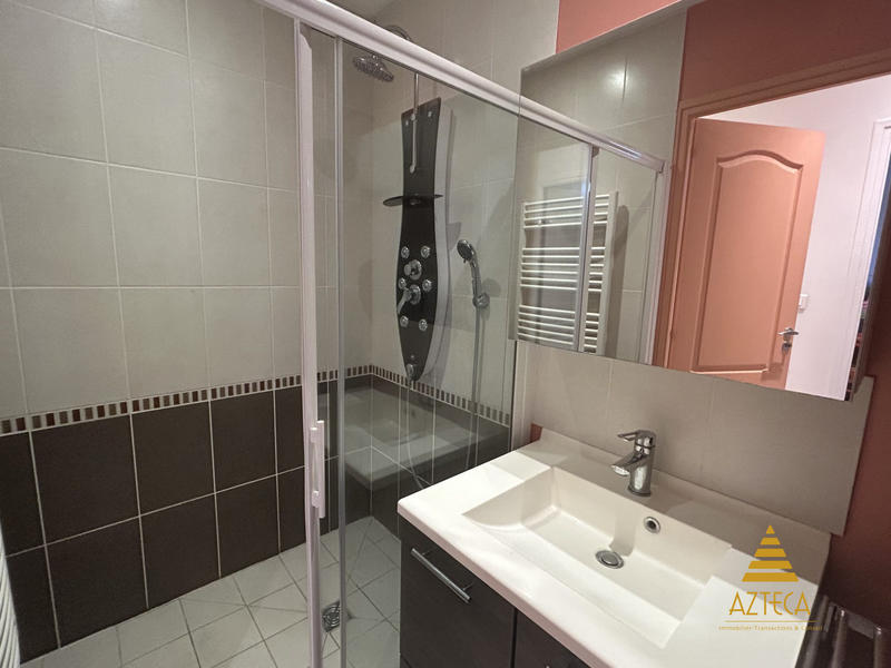 Maison - 221 m² - 8 pièces