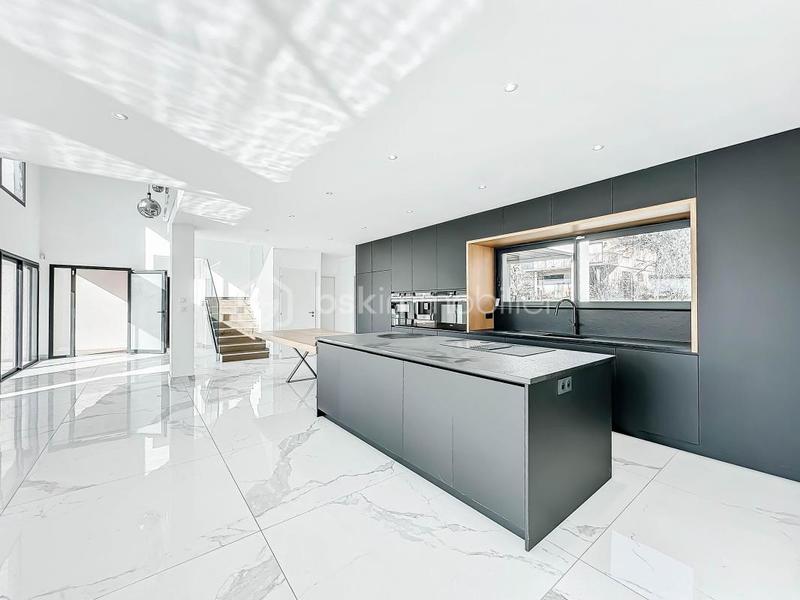 Maison - 198 m² - 6 pièces