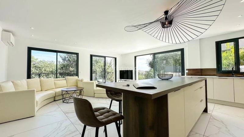 Maison - 200 m² - 6 pièces