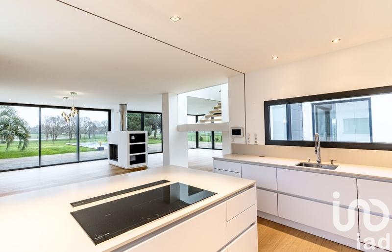 Maison - 240 m² - 8 pièces