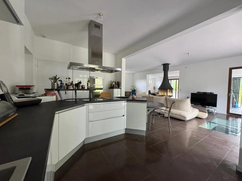 Maison - 210 m² - 7 pièces