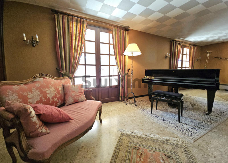 Villa - 267 m² - 11 pièces