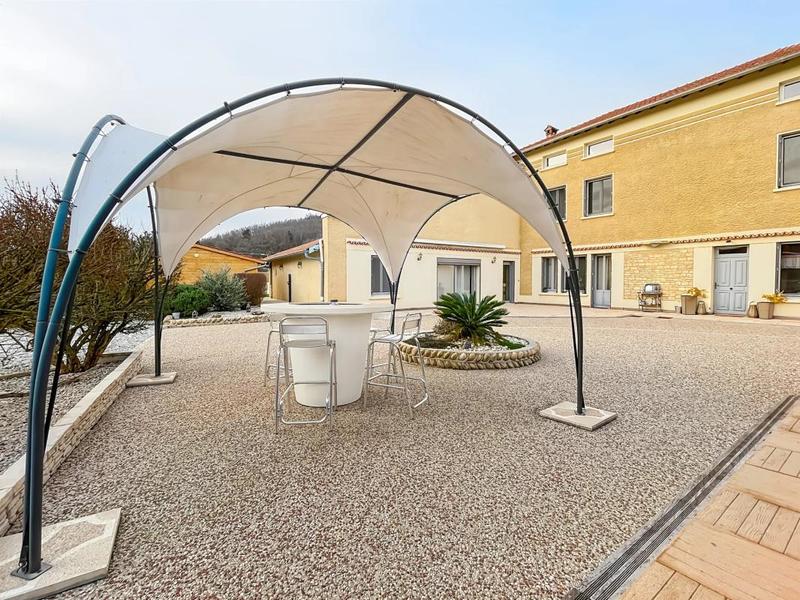 Maison - 310 m² - 11 pièces