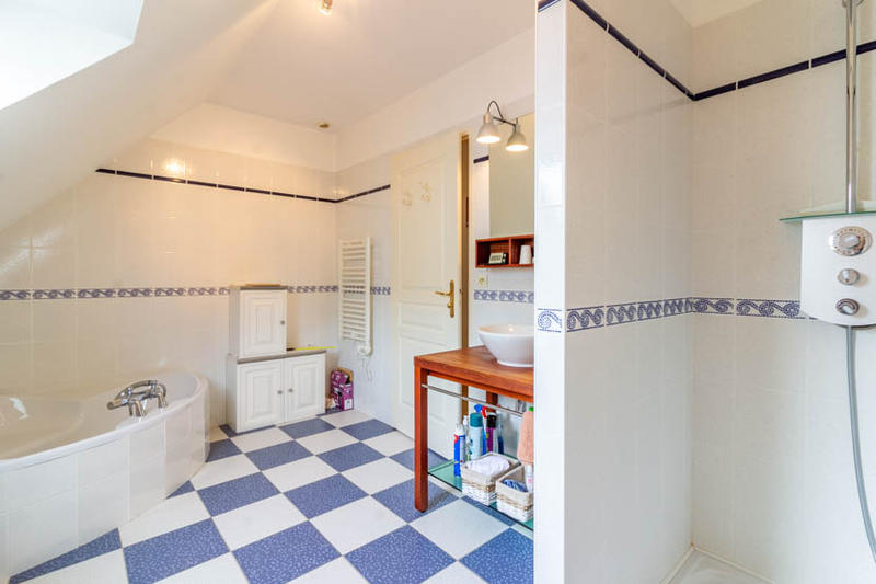 Maison - 235 m² - 7 pièces