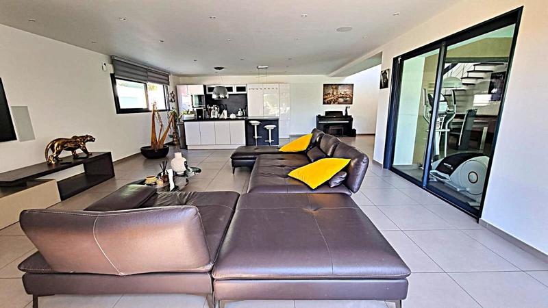 Maison - 239 m² - 4 pièces