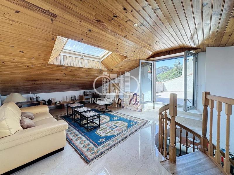 Villa - 247 m² - 7 pièces