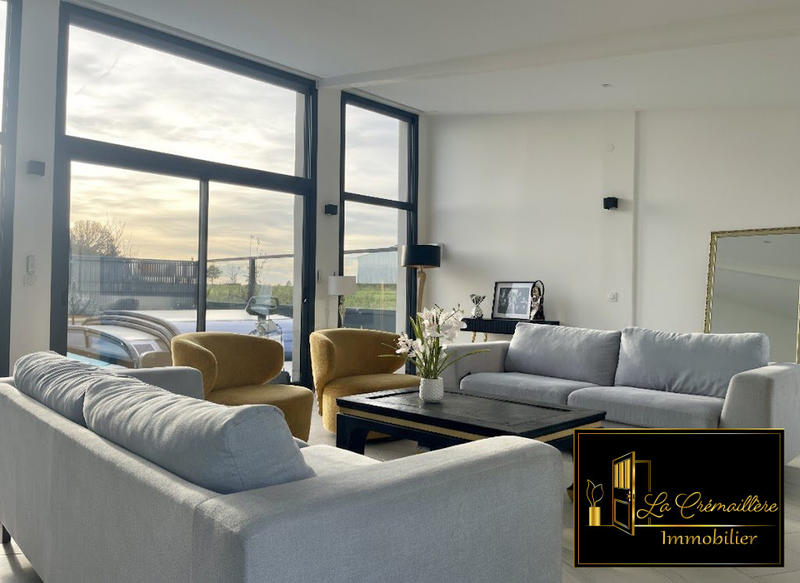 Maison - 270 m² - 9 pièces