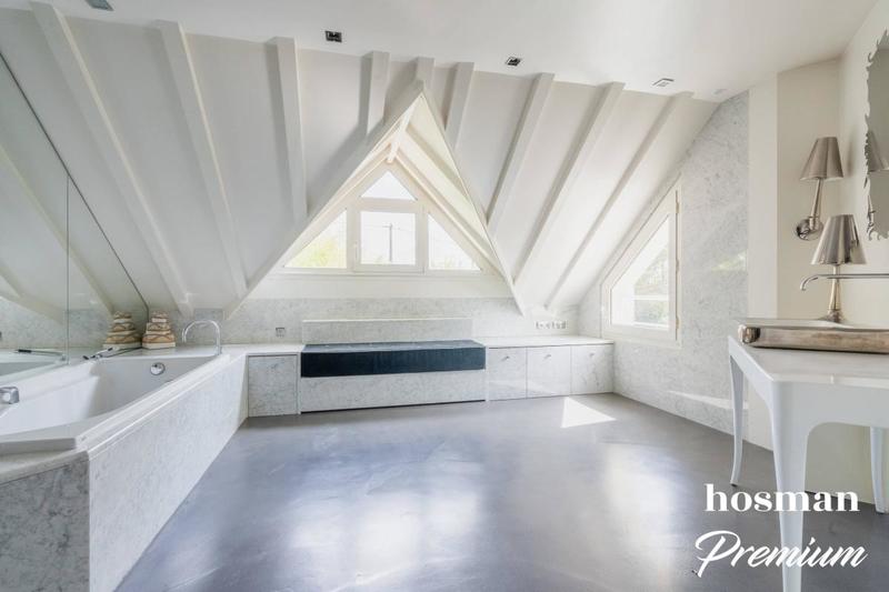 Maison - 595 m² - 8 pièces