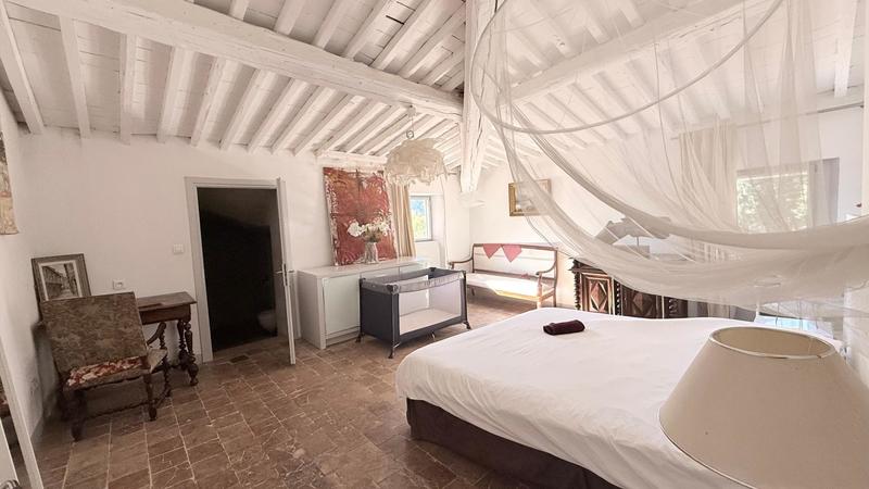 Maison - 817 m² - 15 pièces