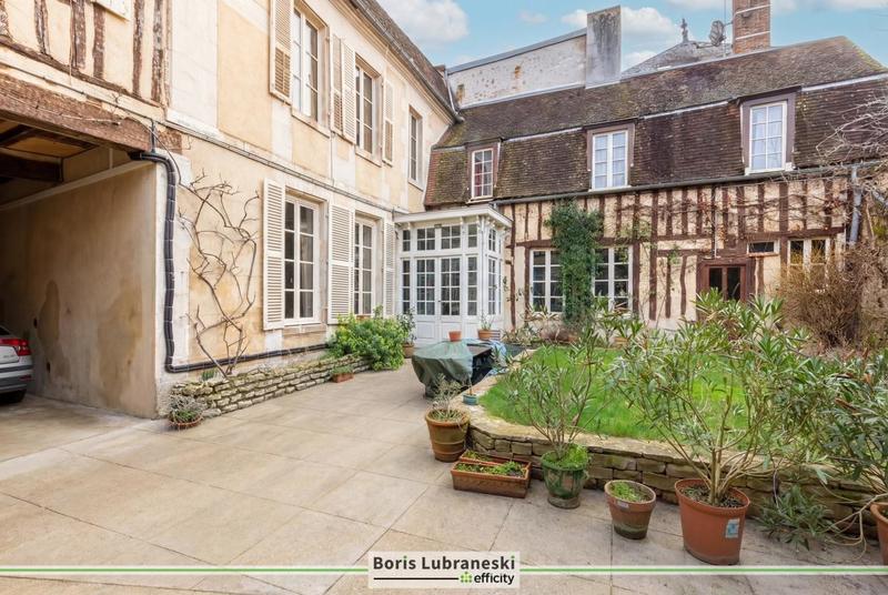 Maison - 306 m² - 12 pièces