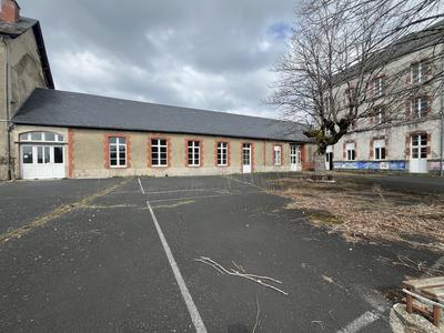 Maison - 1 100 m² - 30 pièces