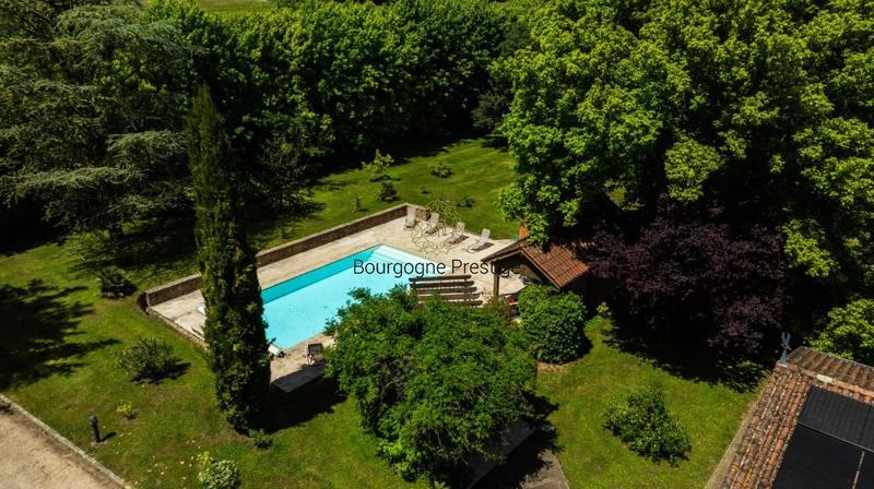 Propriété - 250 m² - 9 pièces