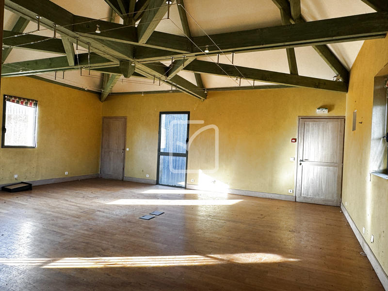 Propriété - 2 135 m² - 52 pièces