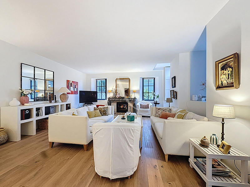 Maison - 203 m² - 11 pièces