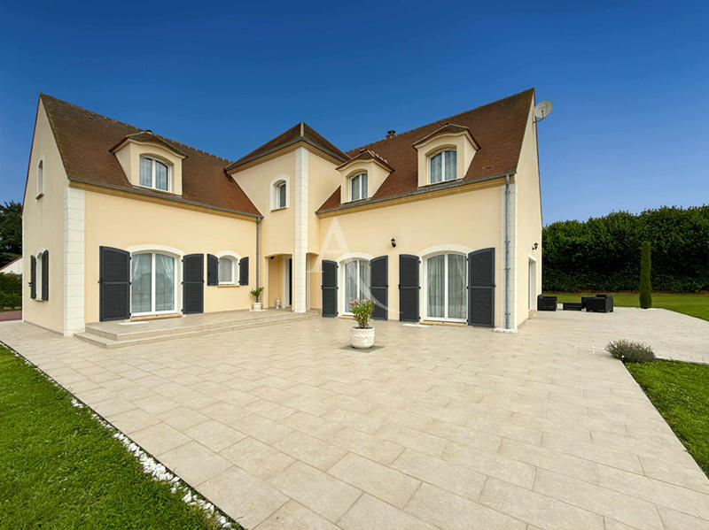 Maison - 328 m² - 8 pièces