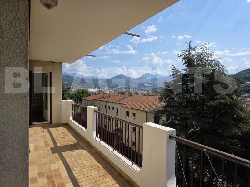 Appartement - 96 m² - 5 pièces