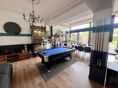 Maison - 247 m² - 10 pièces