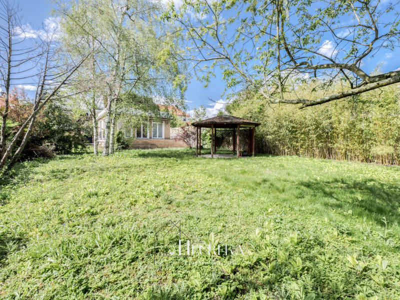 Maison - 220 m² - 8 pièces