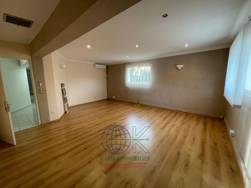 Local d'activités - 1 329 m²