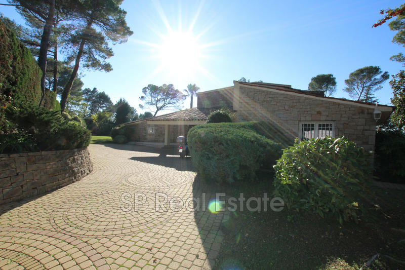 Maison - 250 m² - 8 pièces