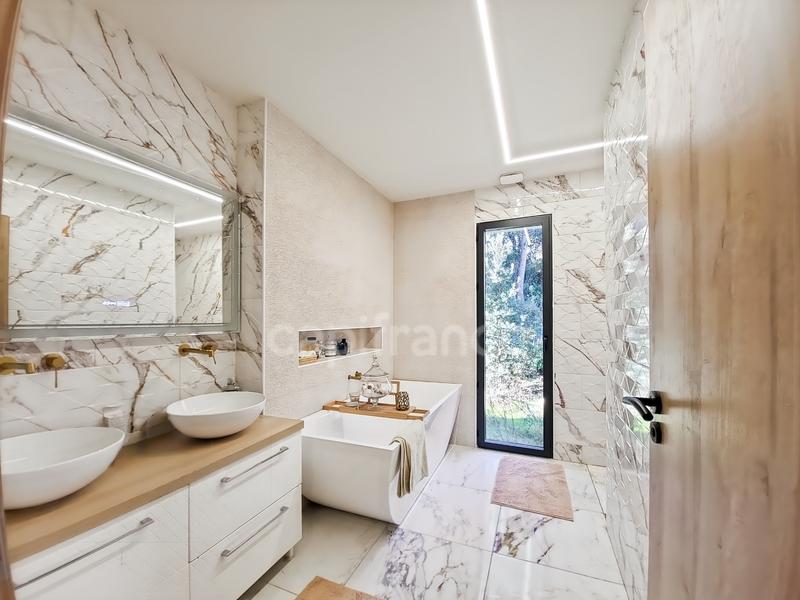 Maison - 225 m² - 7 pièces