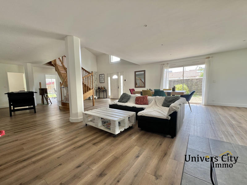 Maison - 259 m² - 8 pièces