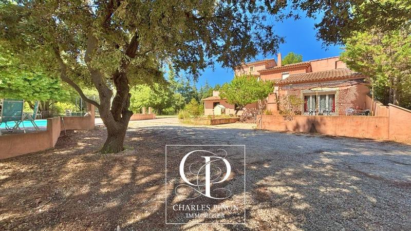 Maison - 236 m² - 8 pièces