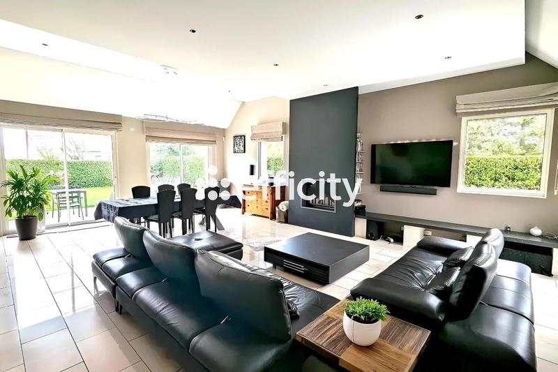 Maison - 234 m² - 8 pièces