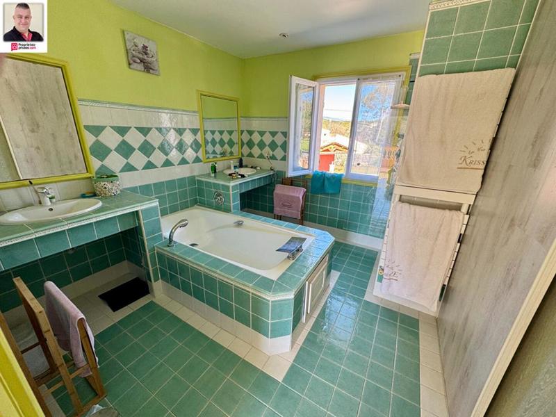 Maison - 240 m² - 7 pièces