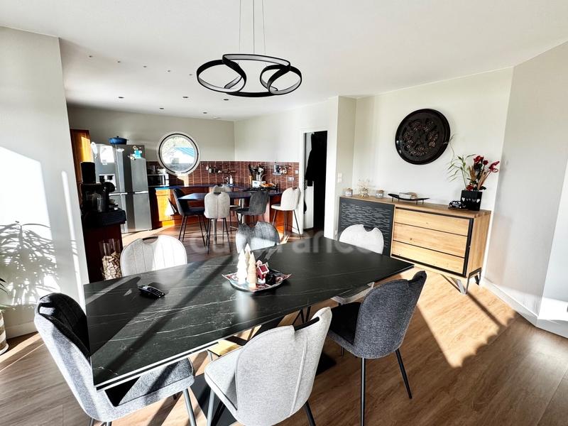 Maison - 170 m² - 9 pièces