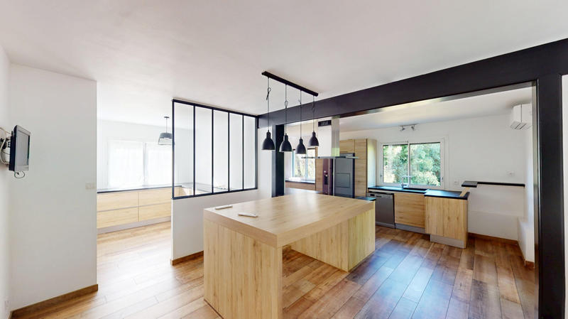 Maison - 228 m² - 9 pièces