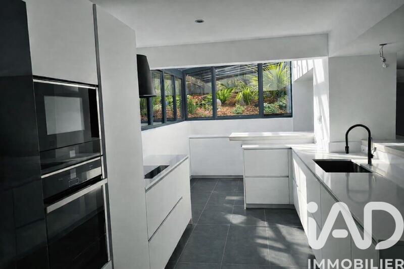 Maison - 220 m² - 5 pièces