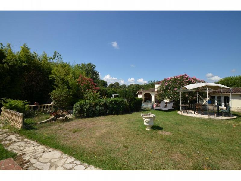 Maison - 252 m² - 14 pièces