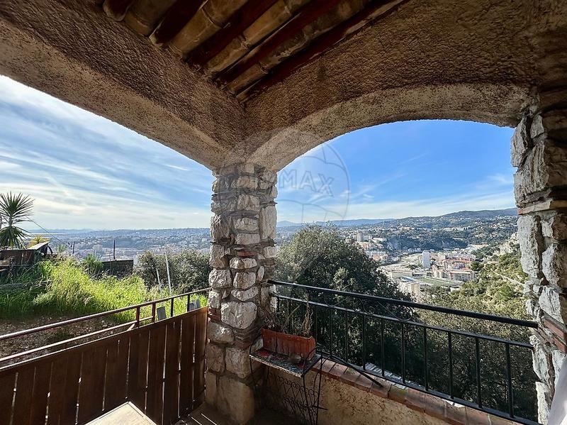 Propriété - 213 m² - 9 pièces