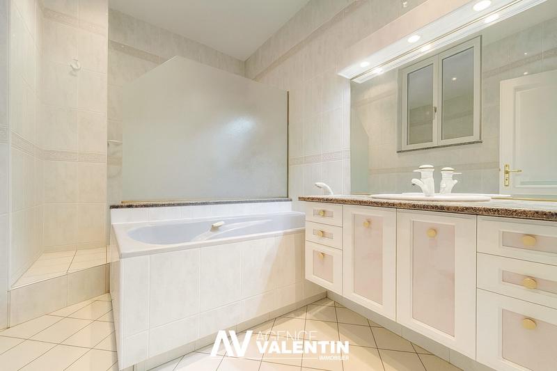 Appartement - 165 m² - 6 pièces