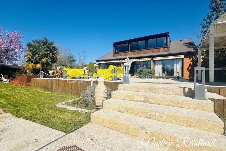 Propriété - 200 m² - 9 pièces