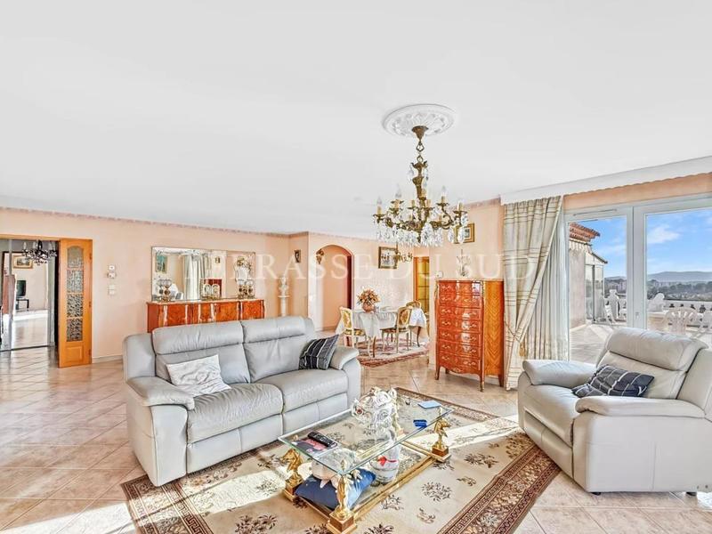 Propriété - 174 m² - 6 pièces