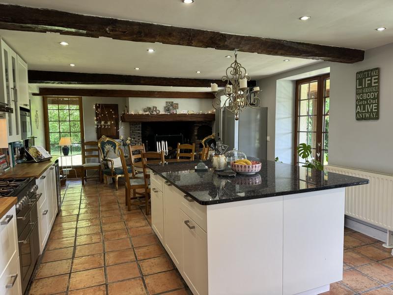 Maison - 235 m² - 8 pièces