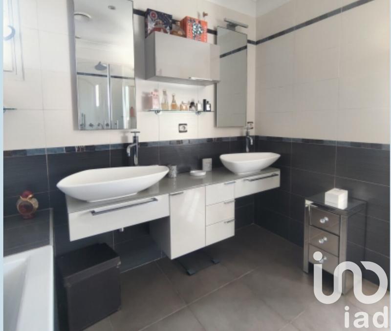 Maison - 250 m² - 8 pièces