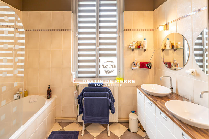 Maison - 240 m² - 8 pièces