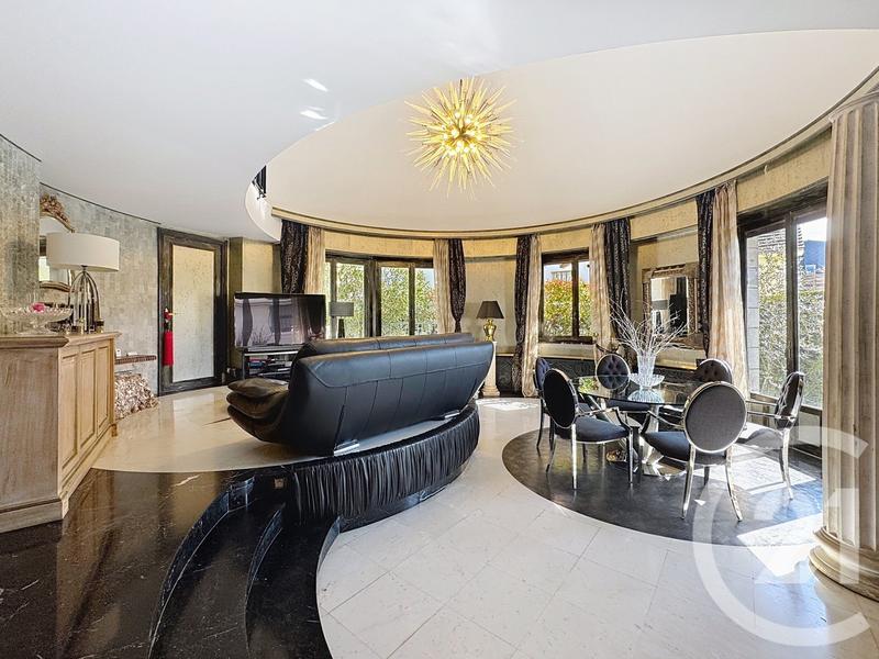 Maison - 237 m² - 7 pièces