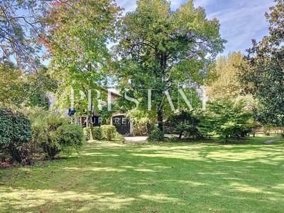 Maison - 415 m² - 10 pièces